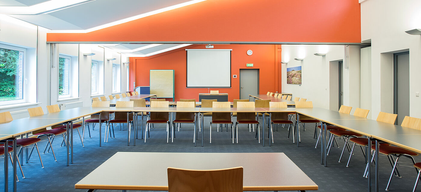 Tische und Stühle im Seminarraum Nordstrand Pellworm.