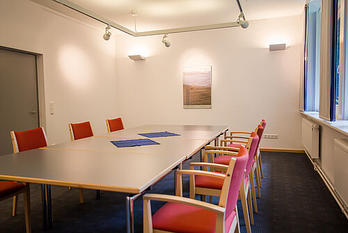 Acht Stühle und ein Tisch im Seminarraum Langeness.