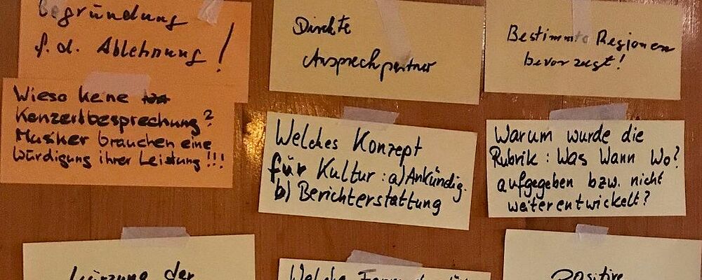 Tafel mit Fragen und Wünschen an die Presse