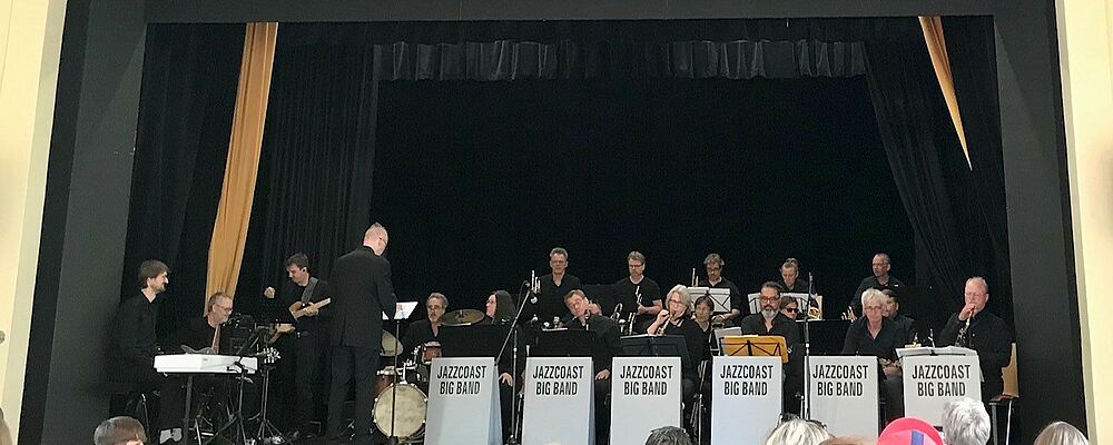 Konzert der Jazzcoast Big Band auf der Bühne im Forum der Nordsee Akademie