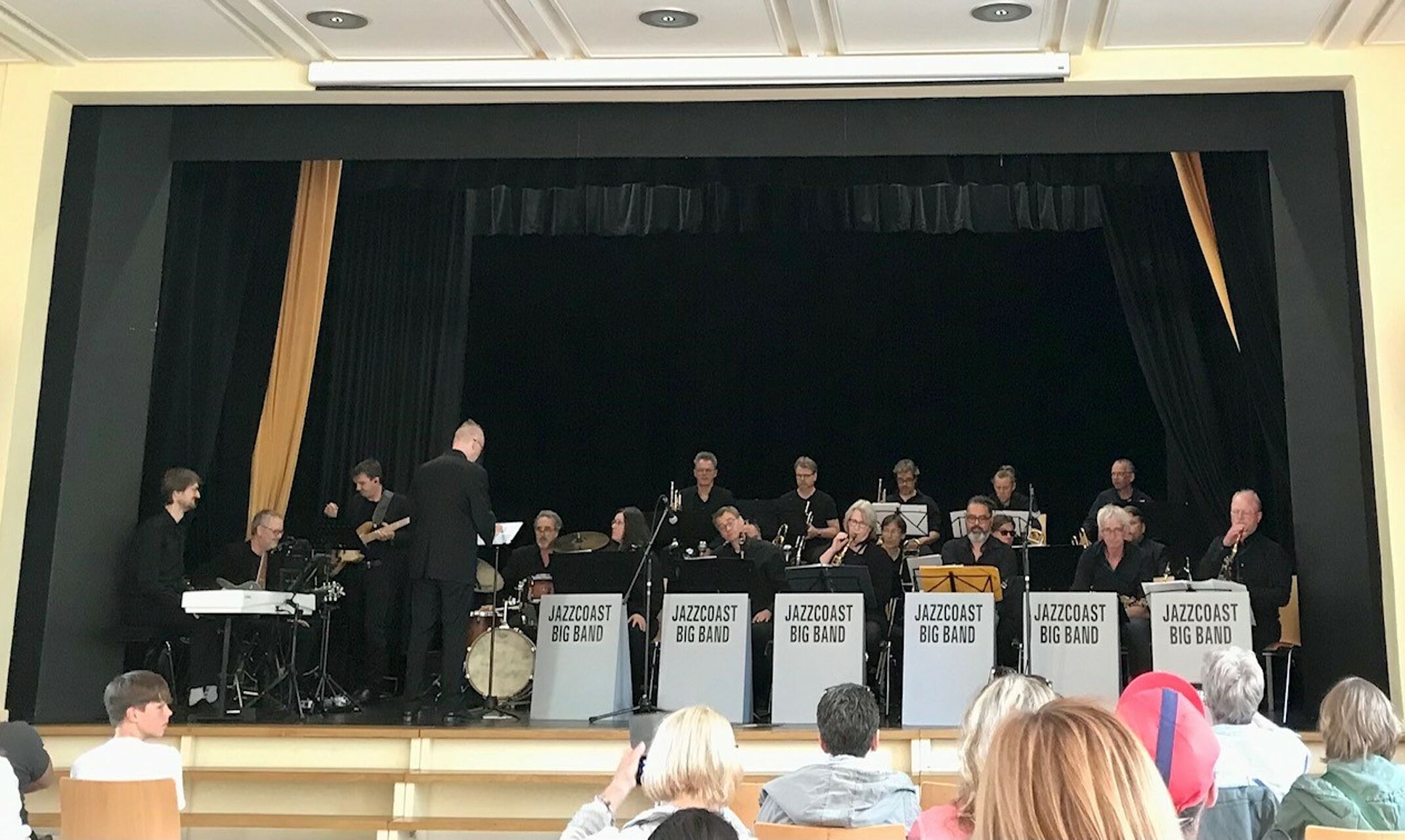 Konzert der Jazzcoast Big Band auf der Bühne im Forum der Nordsee Akademie