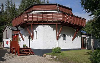 die ehemalige Mühle auf dem Mikkelberg, heute das Hauptgebäude für das Kunst- und Cricketcenter