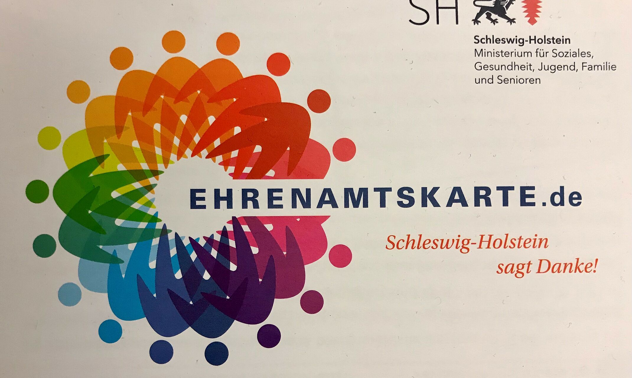 Bunte Karte mit dem Aufdruck Ehrenamtskarte - Schleswig-Holstein sagt danke.