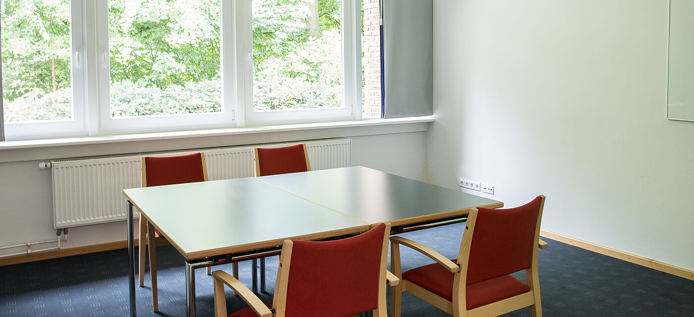 Tische und Stühle im Seminarraum Oland.