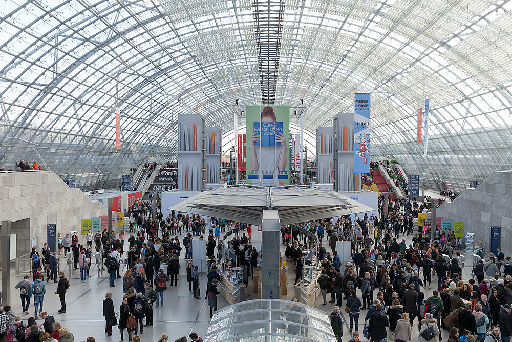 Messehalle in Leipzig mit vielen Menschen