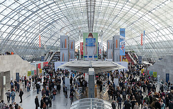 Messehalle in Leipzig mit vielen Menschen