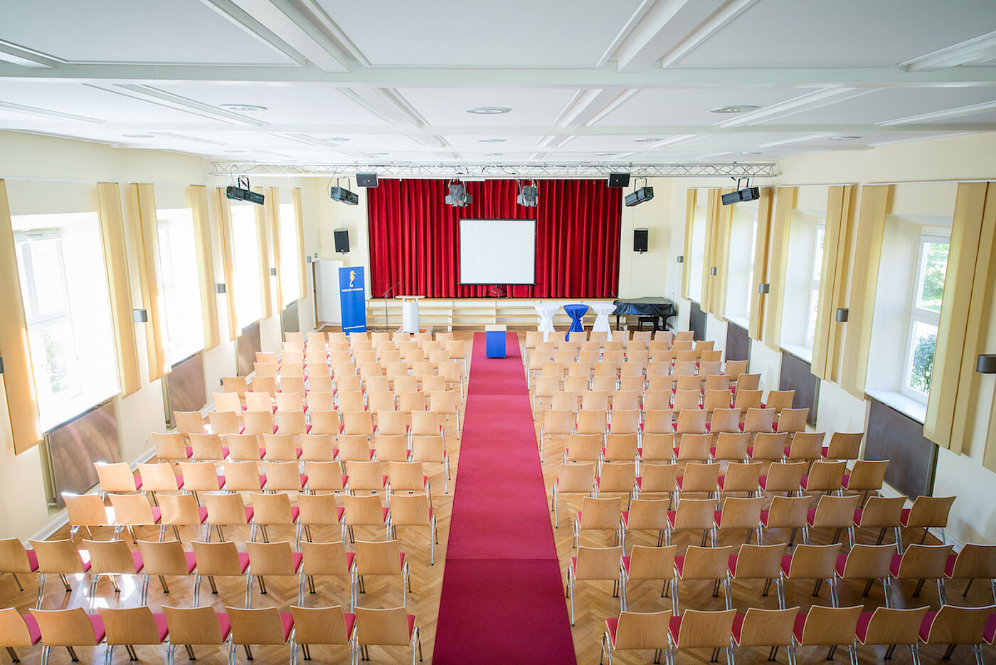 Stuhlreihen im Forum der Nordsee Akademie.