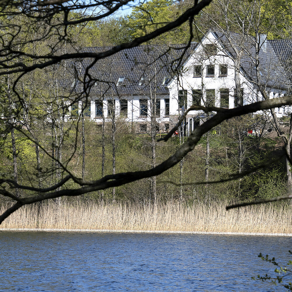 Blick vom See auf das Akademiezentrum Sankelmark.