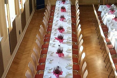 Lange Tafel mit Stühlen im Forum.