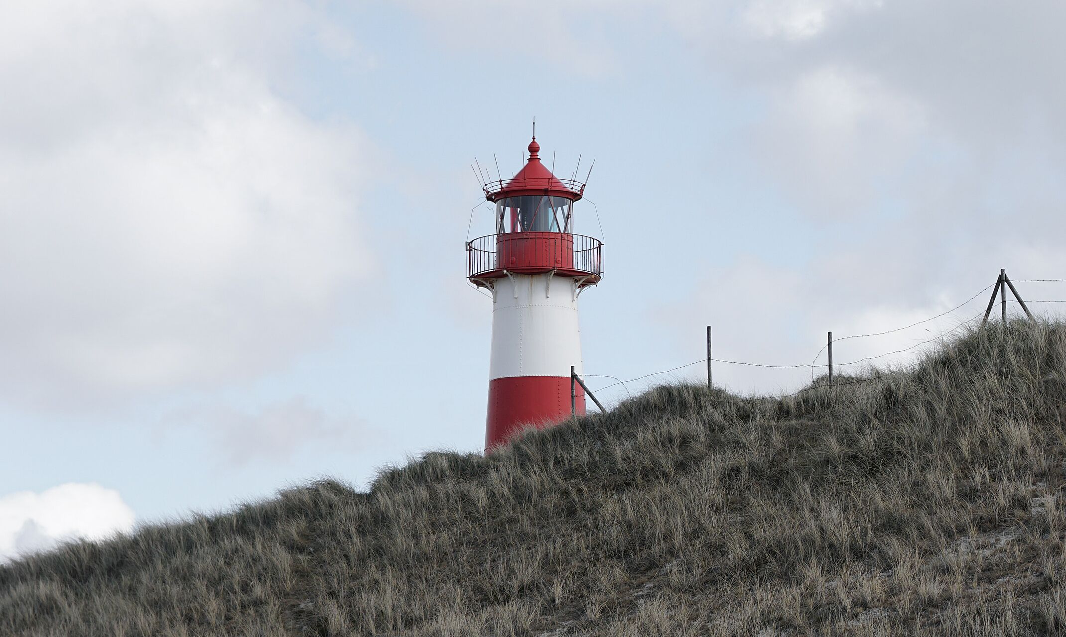 Ein Leuchtturm an der nordfriesischen Nordseeküste.