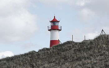 Ein Leuchtturm an der nordfriesischen Nordseeküste.