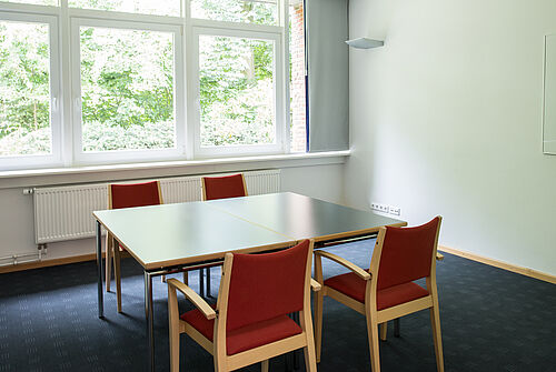 Tische und Stühle im Seminarraum Oland.
