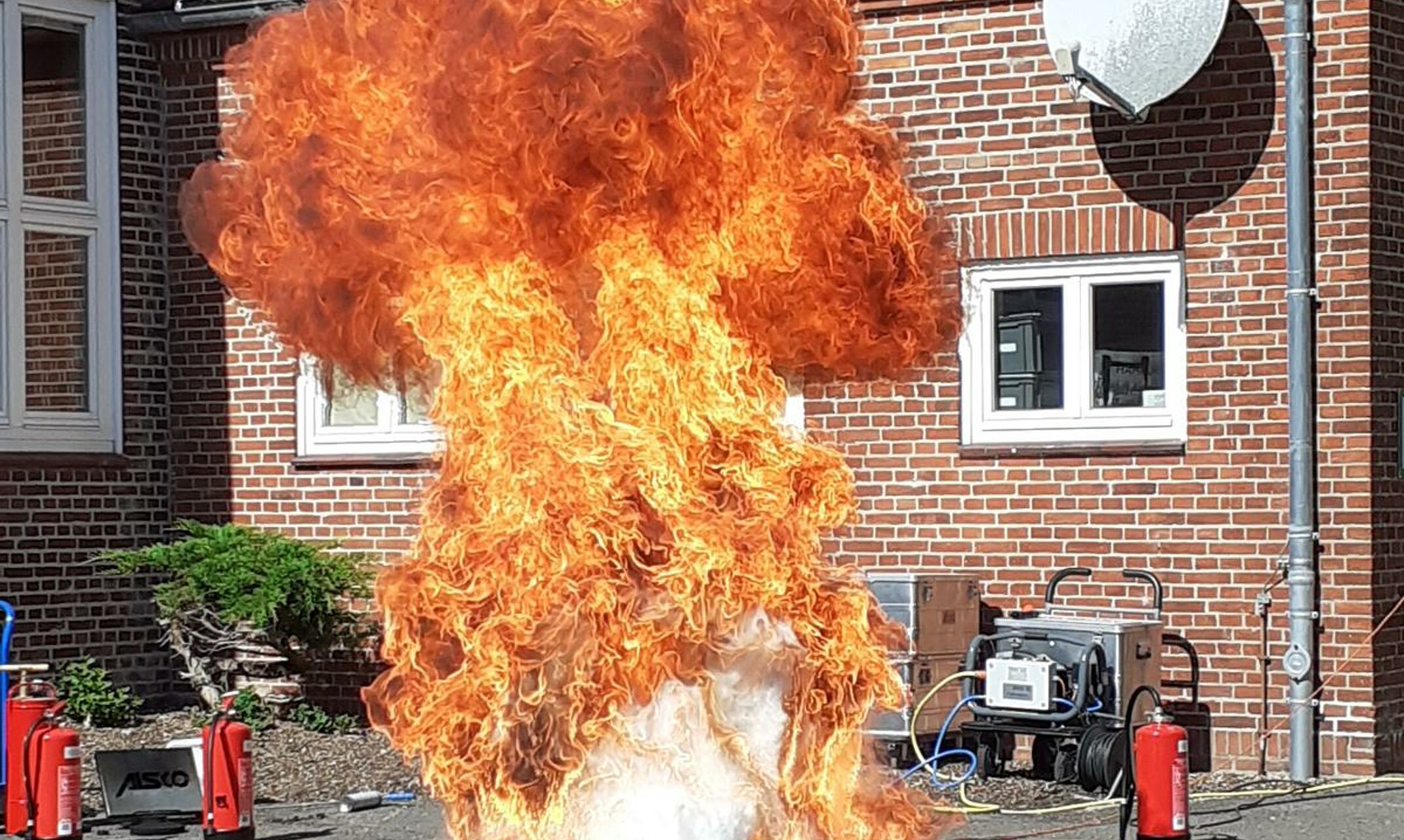 Feuer steigt aus einer Tonne.