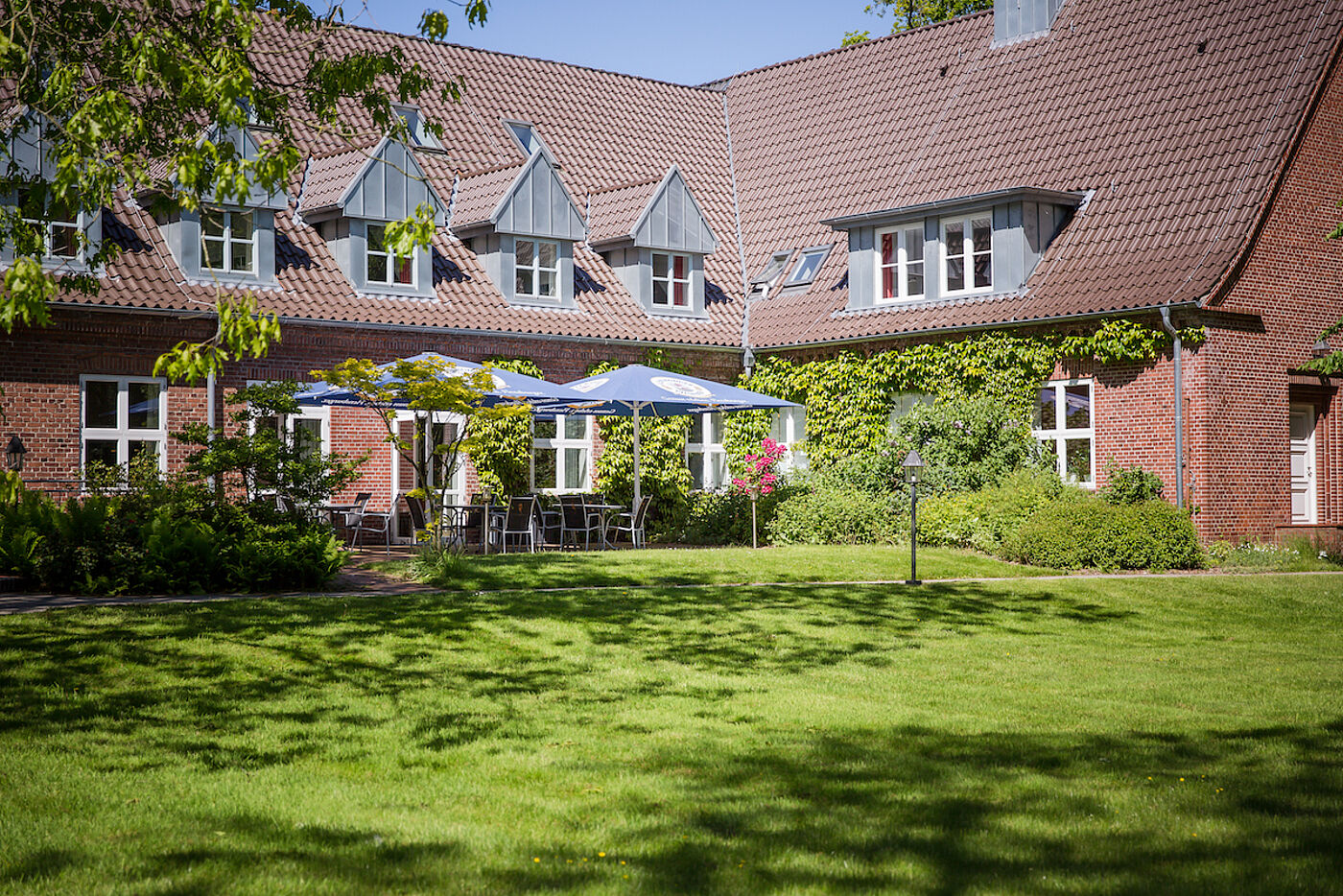 Terrasse und Rasen der Nordsee Akademie.